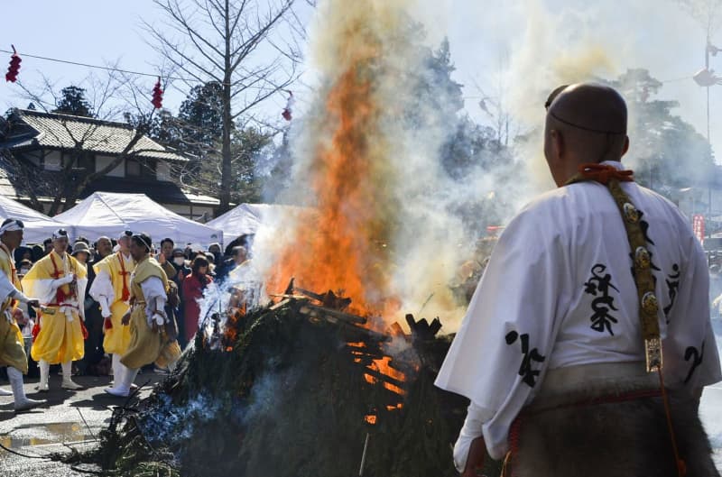 春を呼ぶ「高野の火まつり」　和歌山、総本山金剛峯寺