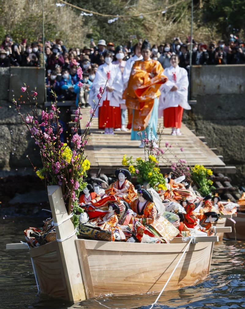 娘の成長願い「ひな流し」　和歌山・淡嶋神社