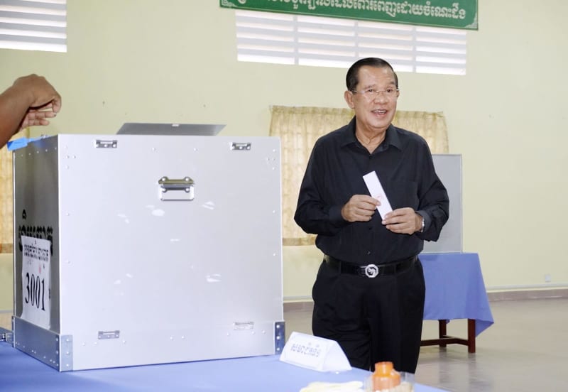 カンボジア、与党が議席ほぼ独占　フン・セン氏、独裁色強化