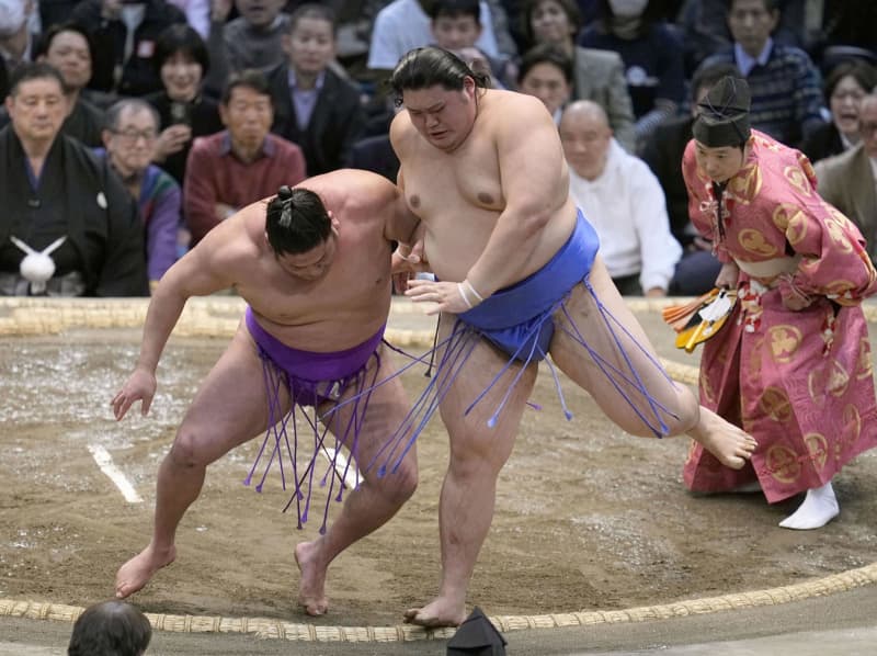 尊富士が10連勝、単独首位守る　大の里2敗、琴ノ若は勝ち越し