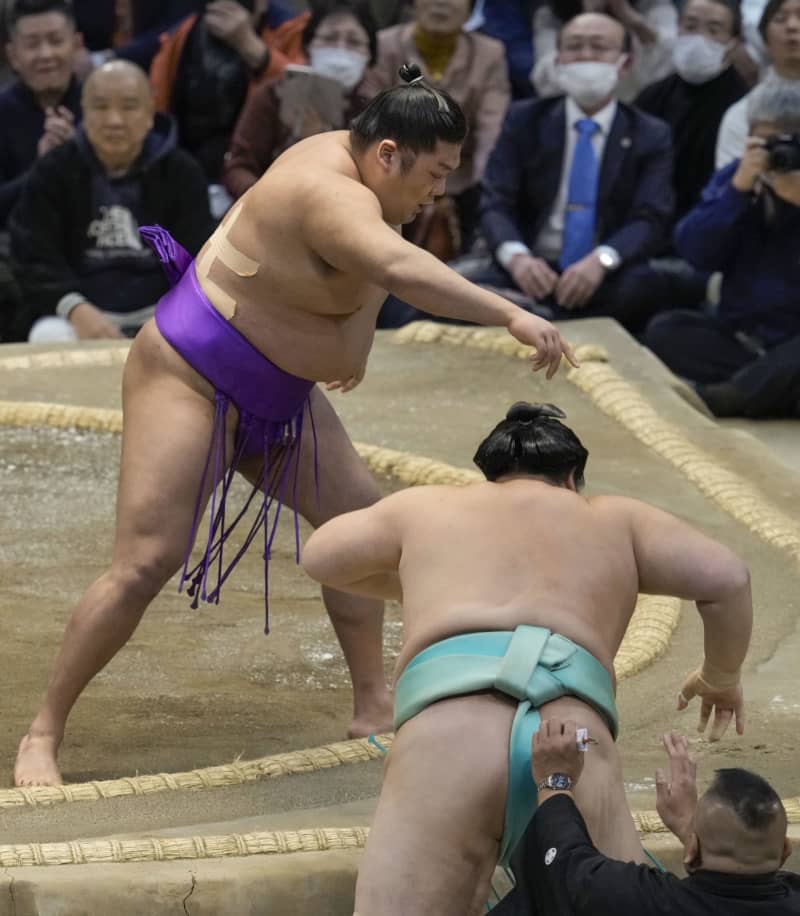 尊富士、大鵬に並ぶ11連勝　大の里2差、霧島は負け越し