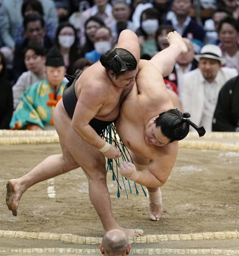 霧島は音羽山部屋転籍へ　陸奥親方も、師匠は元鶴竜