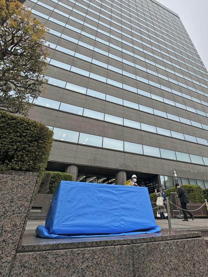 法務省の看板に朱色スプレー　東京・霞が関、掲示板にも