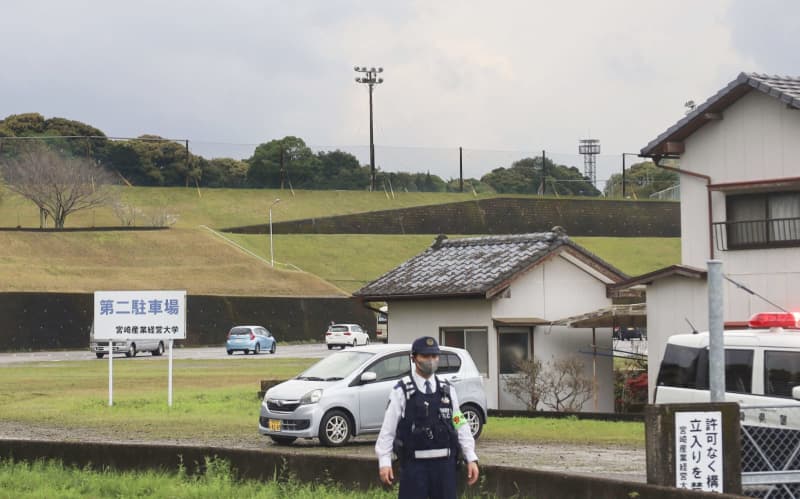 落雷の2時間半前、休憩を延長　別の試合中に雨強まり、宮崎