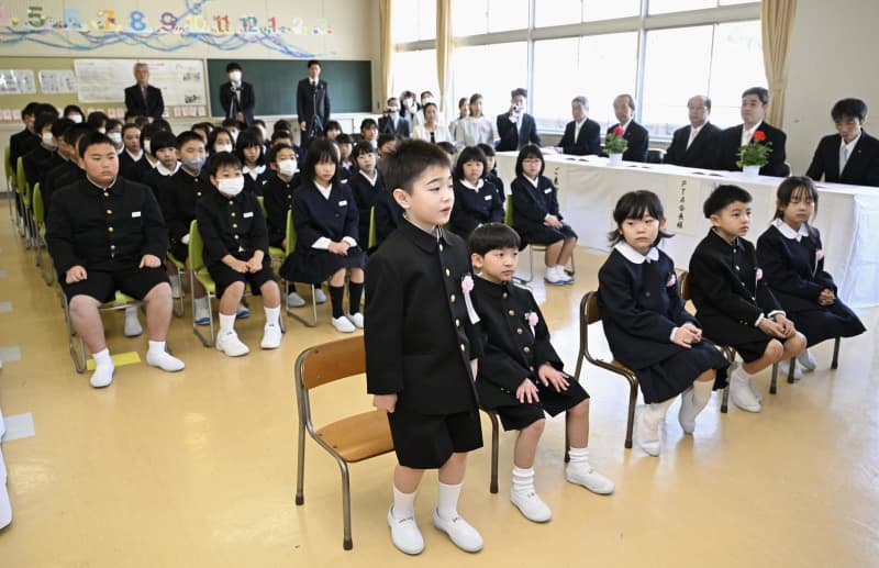 被災の能登、小中学校で入学式　元気に新たな一歩、避難者も祝福