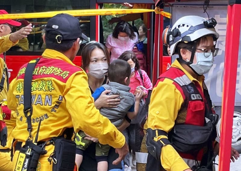 台湾地震、親族が救出に喜びの涙　行方不明、吉報待つ人も