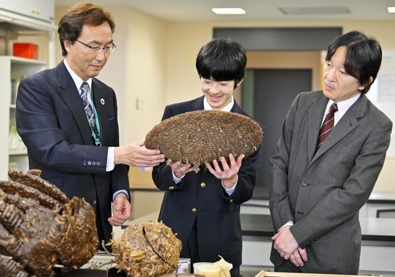 秋篠宮さま、玉川大を視察　悠仁さまも、東京・町田