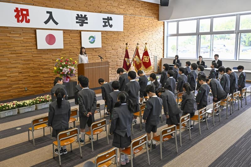 輪島の小学校で70人入学式　校舎被害で6校は合同開催