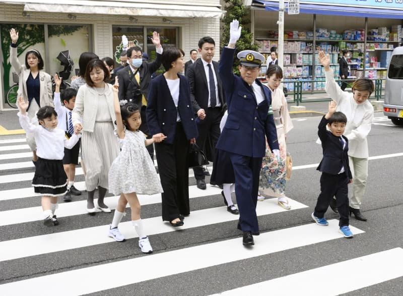 警視総監と交通ルール学ぶ　新小学1年生、横断歩道一緒に