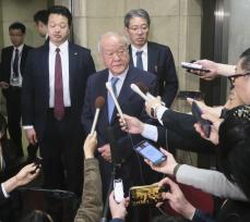 財務相「選択肢排除せず対応」　円安、財務官も同様発言