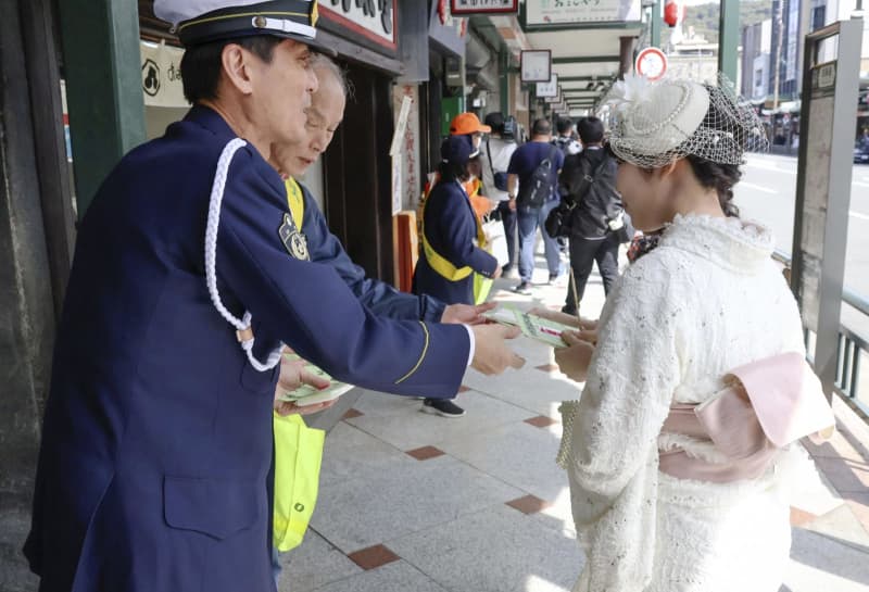 京都・祇園の暴走事故から12年　警察官ら交通安全呼びかけ