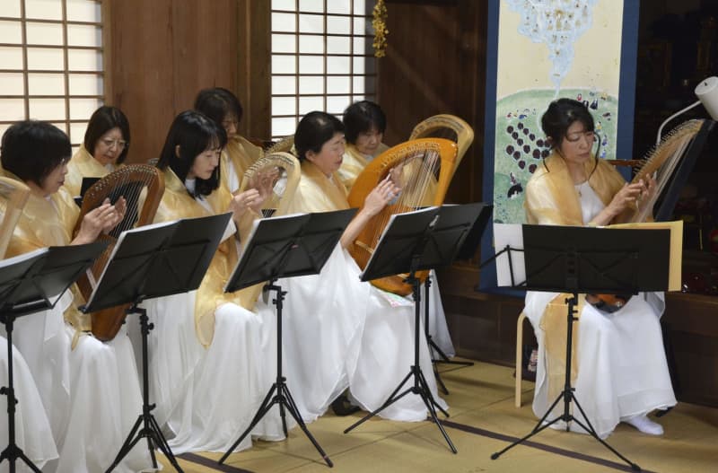 国宝を織った姫しのび奉納演奏　奈良・宇陀の青蓮寺