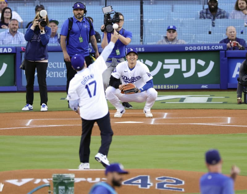 大谷、始球式でキャッチャー役　ワンバウンドを捕球