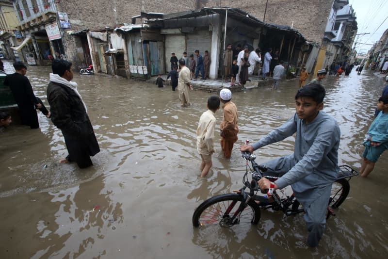 洪水で100人以上死亡　アフガンとパキスタン