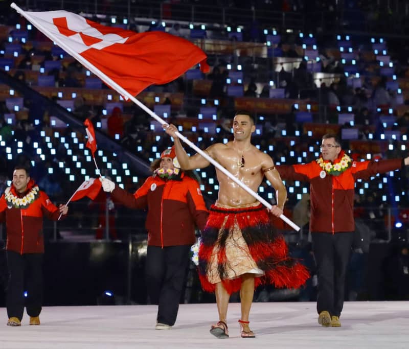 半裸の旗手、パリ五輪出場逃す　トンガのタウファトフア