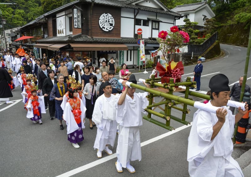 長谷寺で「ぼたん献花会」　奈良・桜井、華やかにお練り