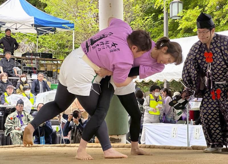 母の日恒例「女だけの相撲大会」　2横綱生んだ北海道福島町で