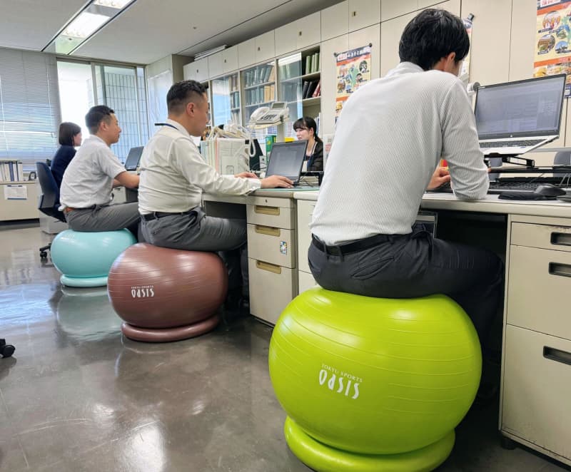 ボール座って自治体業務、福岡市　3カ月間、筋力向上を検証