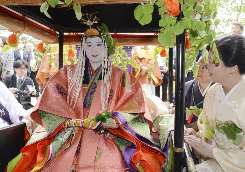 新緑の都大路、行列鮮やか　京都三大祭り「葵祭」