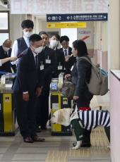 中部の鉄道20社が介助研修　駅ホームで補助犬利用者付き添い