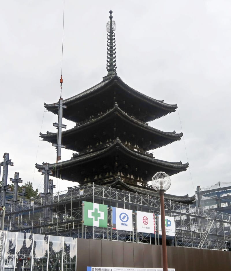 興福寺五重塔、素屋根の工事公開　奈良、大修理の準備本格化