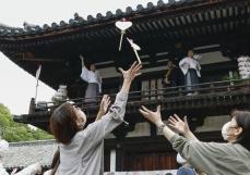 奈良・唐招提寺で「うちわまき」　5年ぶりに一般客が参加