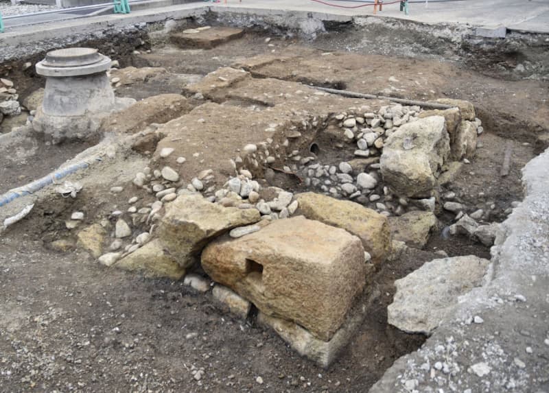 姫路城「鳥居先門」橋台跡を発掘　部材用の「ほぞ穴」も見つかる
