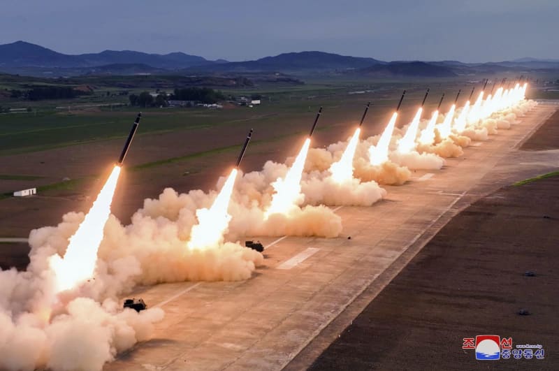 北朝鮮発射は「超大型放射砲」　韓国威嚇、異例の18発同時