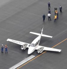 神戸空港で小型機が胴体着陸　車輪出し忘れたか、けが人なし