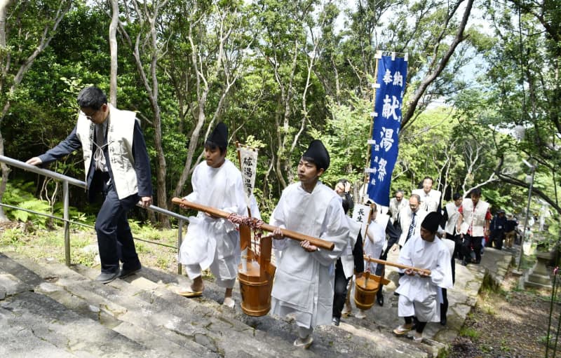 和歌山・白浜温泉で献湯祭　100人練り歩き「一番湯」奉納