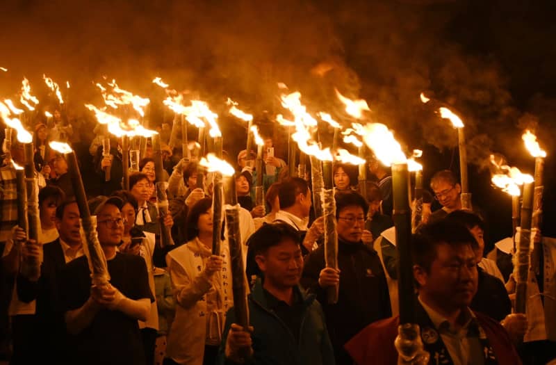 鳥取・大山でたいまつ行列　夏山開き前夜祭