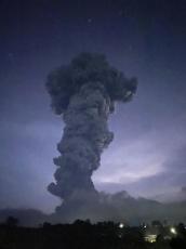 フィリピンで噴火、800人避難　ネグロス島、噴煙5千メートル