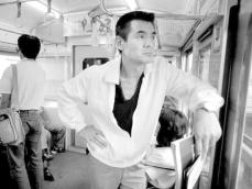 ＜あのころ＞名優が電車でポーズ　42年前の6月5日