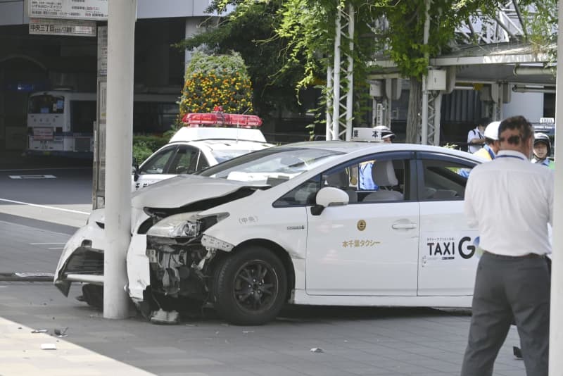 歩道にタクシー突っ込み3人けが　JR千葉駅前、68歳男性が運転