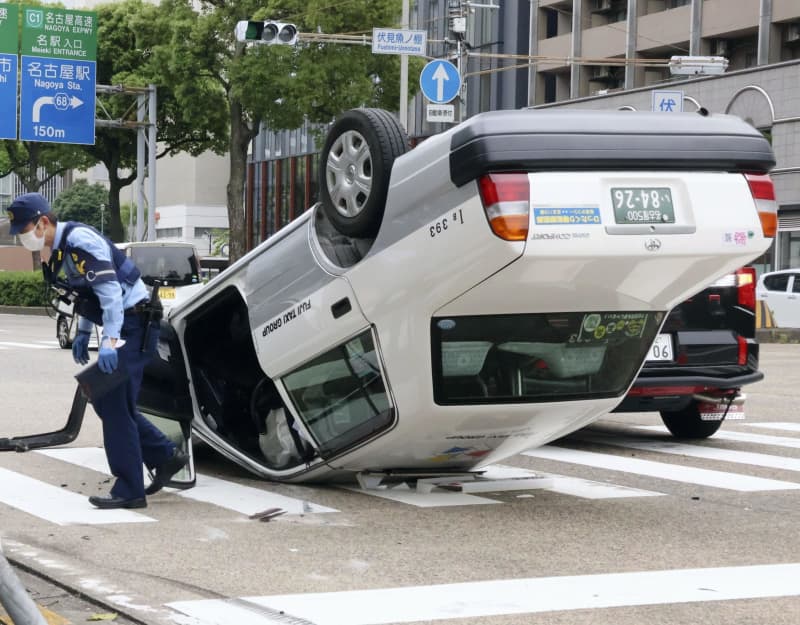 交差点でタクシー逆さまに　運転手の女性搬送、名古屋