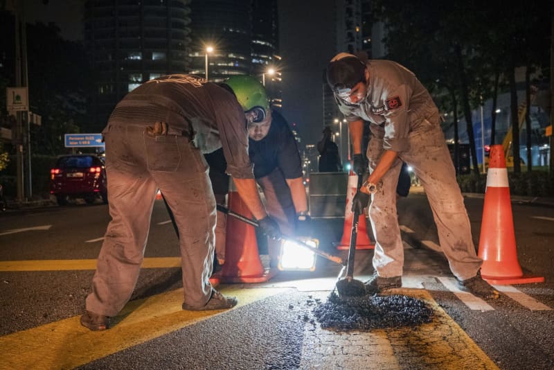 夜駆ける道路補修の勝手連、その名も「兄弟」　マレーシア、無許可も事故で友人亡くし結成