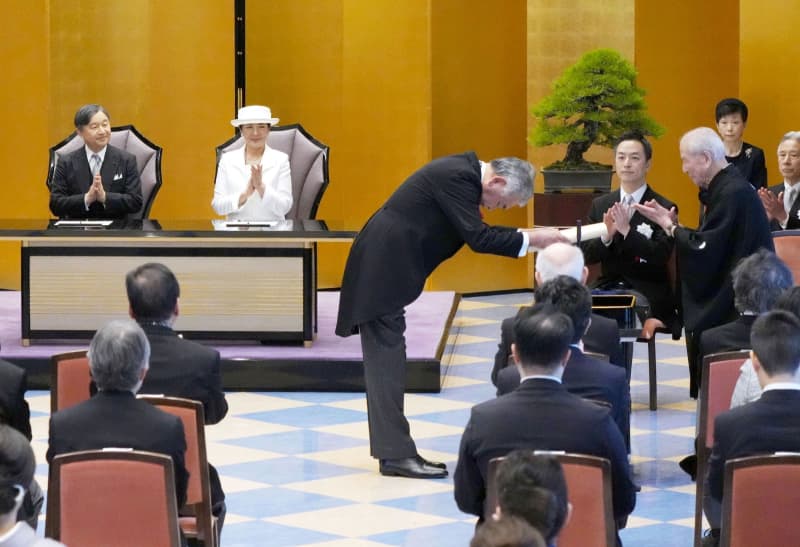 両陛下、日本芸術院授賞式に出席　東京・上野、隈研吾さんら受賞