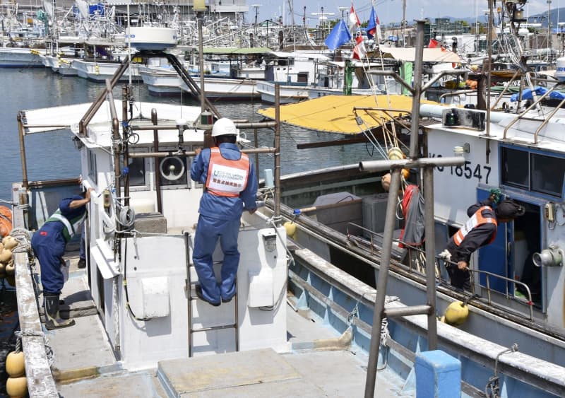 石川・輪島で漁船の緊急点検　地震以来5カ月ぶりエンジン起動