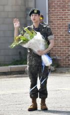BTSジンさんが兵役終了　陸軍除隊、メンバー出迎え