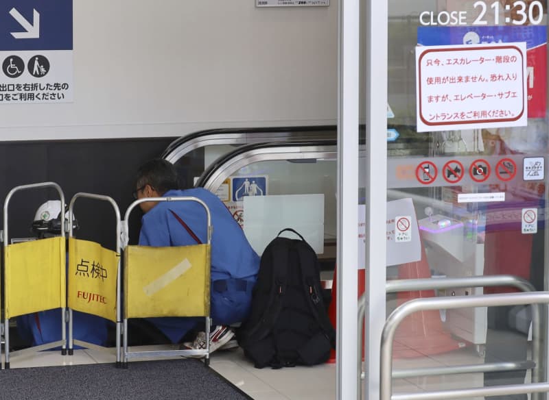 女性は血液吸引の窒息死、西東京　エスカレーターで転倒し首挟まれ