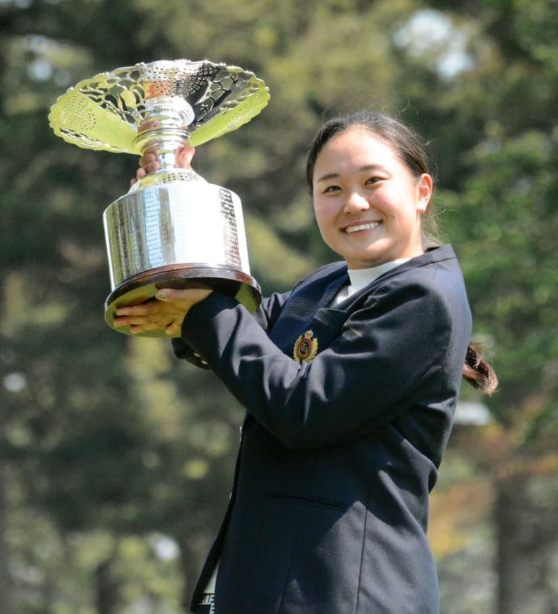 日本女子アマ、鳥居が逆転で初V　通算14アンダー、兵庫の17歳