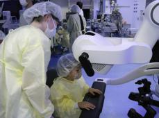 手術支援ロボ、市民が体感　鳥取大病院、初の施設開放