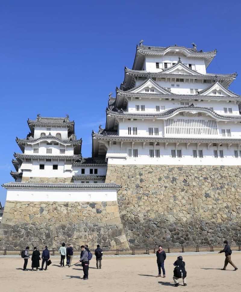 姫路城、外国客入場料値上げ検討　市長が「4倍」案に言及