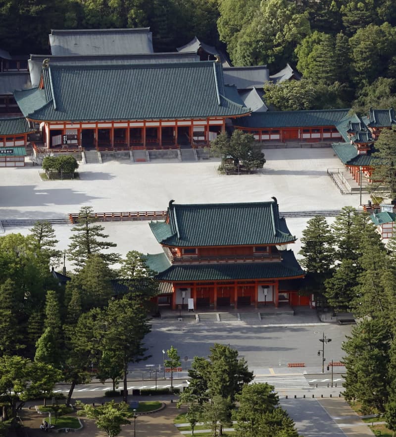平安神宮、柱や壁の塗装修理へ　京都、7月から耐震補強も