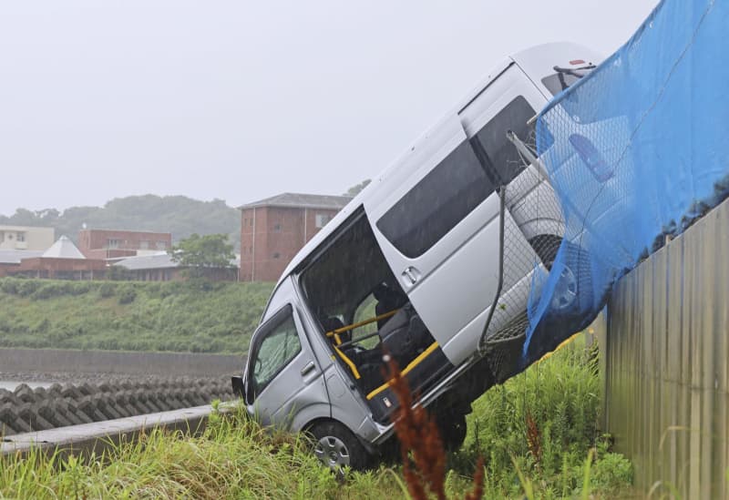 病院向かう車で10人死傷、熊本　フェンス衝突「ブレーキ利かず」