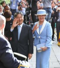 両陛下、英国に到着　友好親善の公式訪問