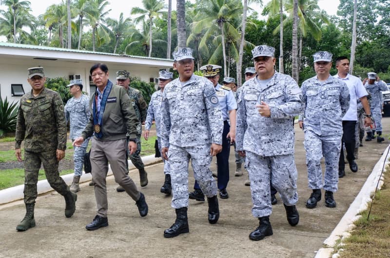 比大統領、対中国批判を抑制　南シナ海で負傷の兵士らに勲章