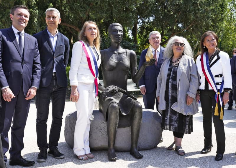 平和希求の女性像お披露目　パリ大会へ「五輪彫刻」