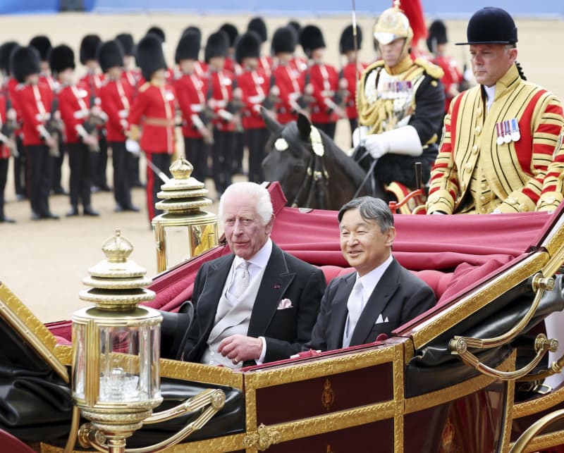 英訪問中の両陛下、歓迎式典に　国王夫妻出迎え