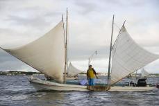 エビ追う打瀬船の白帆ゆったり　北海道・野付湾で伝統漁